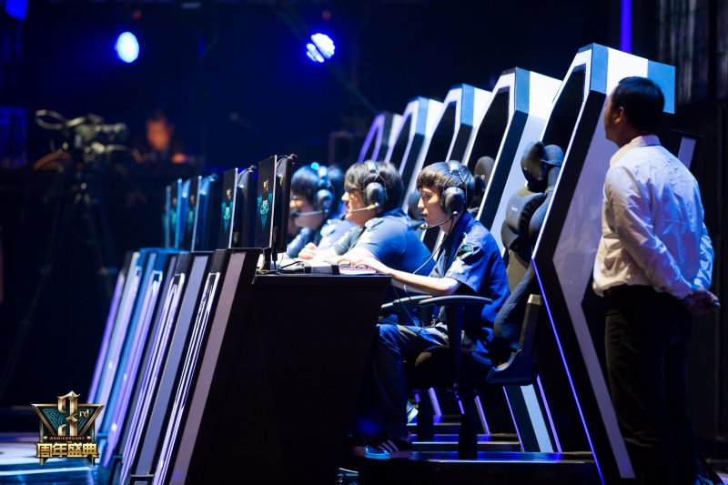 LCS简报：Berserker三局30杀对位完爆 C9横扫FLY成功晋级